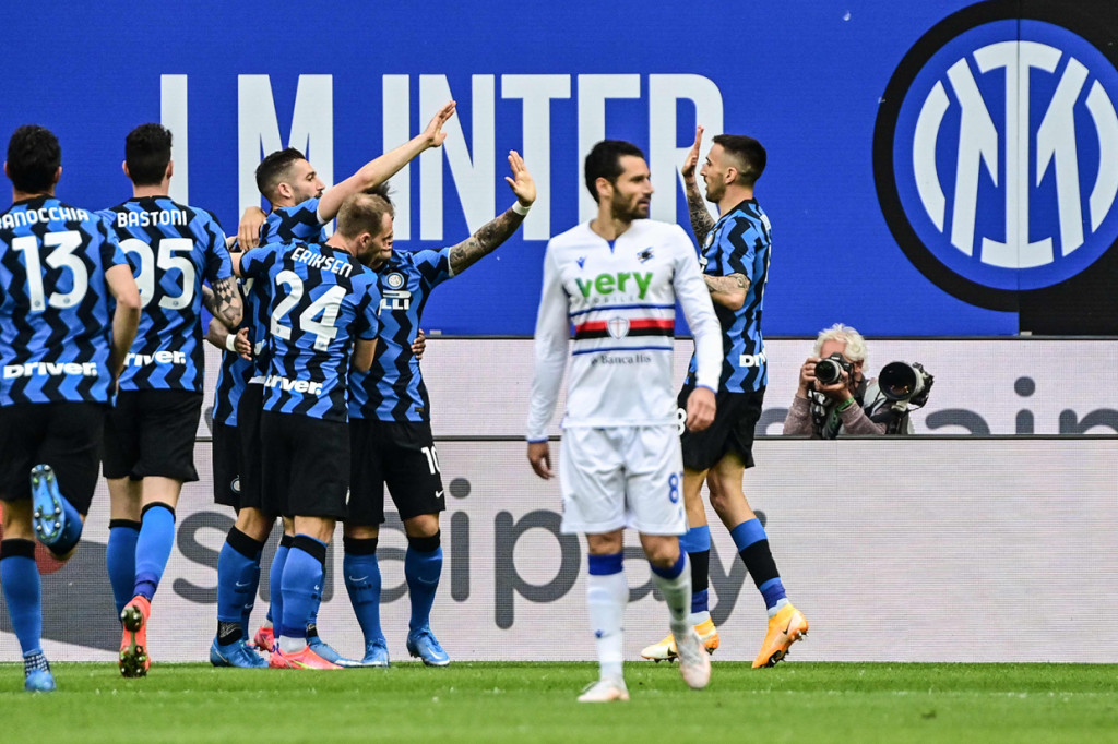 Roberto Gagliardini dan tim melakukan selebrasi usai mencetak gol ke gawang Sampdoria.