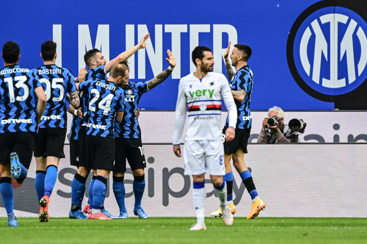Roberto Gagliardini dan tim melakukan selebrasi usai mencetak gol ke gawang Sampdoria.