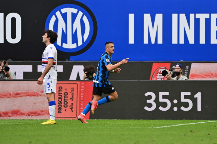 Alexis Sanchez melakukan selebrasi usai mencetak gol ke gawang Sampdoria.