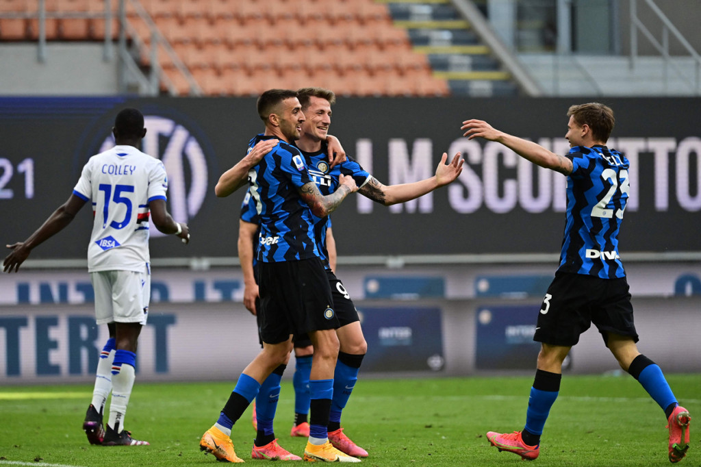 Andrea Pinamonti melakukan selebrasi usai mencetak gol ke gawang Sampdoria.