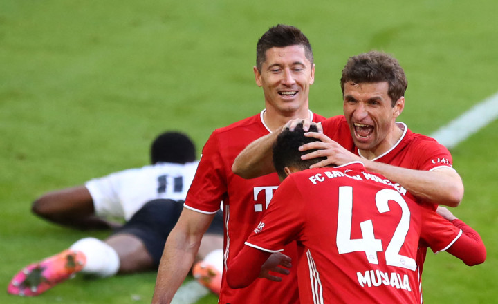 Thomas Mueller melakukan selebrasi usai mencetak gol ke gawang Moenchengladbach.