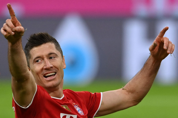 Datang dengan gelar juara sudah di tangan, Bayern sudah langsung memimpin di menit kedua lewat Robert Lewandowski. 