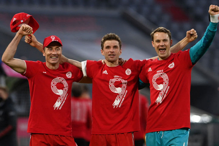 Tuan rumah kemudian mencetak tiga gol lainnya dari Thomas Mueller, Lewandowski, dan Kingsley Coman untuk menutup babak pertama dengan keunggulan 4-0.