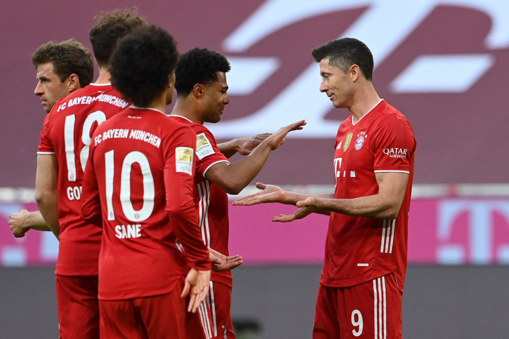 Bayern tak mengendurkan serangan di paruh kedua. Lewandowski mencetak hat-trick di menit ke-65 melalui eksekusi penalti.