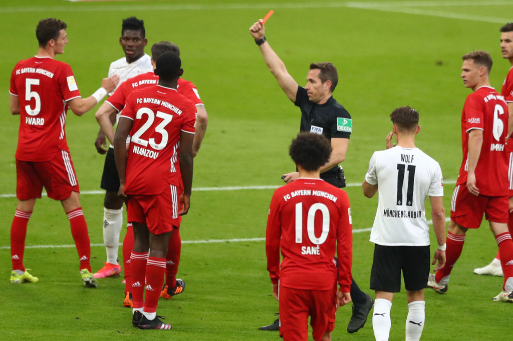 Kartu merah Tanguy Nianzou di menit ke-75 menghambat permainan Bayern, tapi Leroy Sane masih bisa menggenapkan kemenangan menjadi 6-0 lima menit sebelum waktu normal habis.