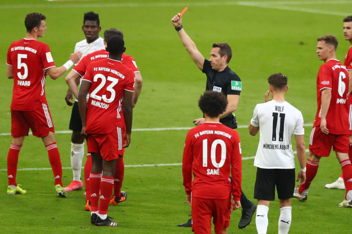 Kartu merah Tanguy Nianzou di menit ke-75 menghambat permainan Bayern, tapi Leroy Sane masih bisa menggenapkan kemenangan menjadi 6-0 lima menit sebelum waktu normal habis.