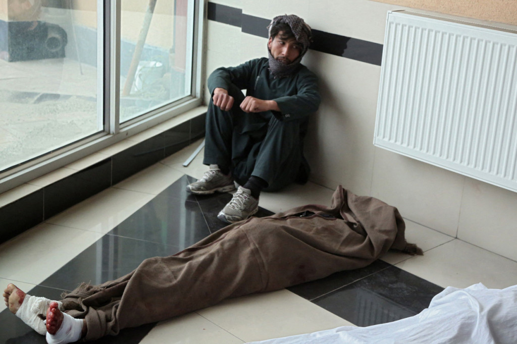 Ledakan ini juga terjadi ketika militer Amerika Serikat (AS) terus menarik 2.500 pasukan terakhirnya dari Afghanistan. Meskipun upaya perdamaian gagal antara Taliban dan pemerintah Afghanistan untuk mengakhiri perang selama beberapa dekade.