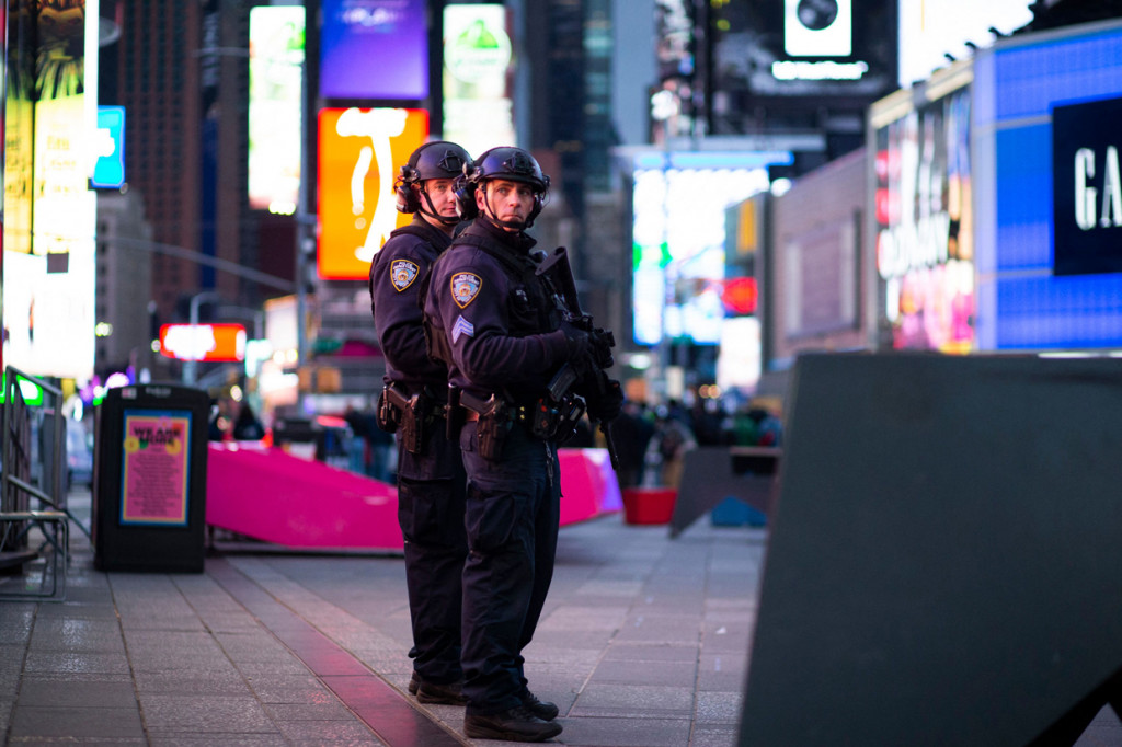 Bocah perempuan yang berada di stroller tertembak di kaki saat ikut serta keluarganya membeli mainan di lokasi kejadian. Sementara dua korban lainnya yakni perempuan paruh baya (46) serta turis wanita asal Pulau Rhode (23) tertembak di kaki.
