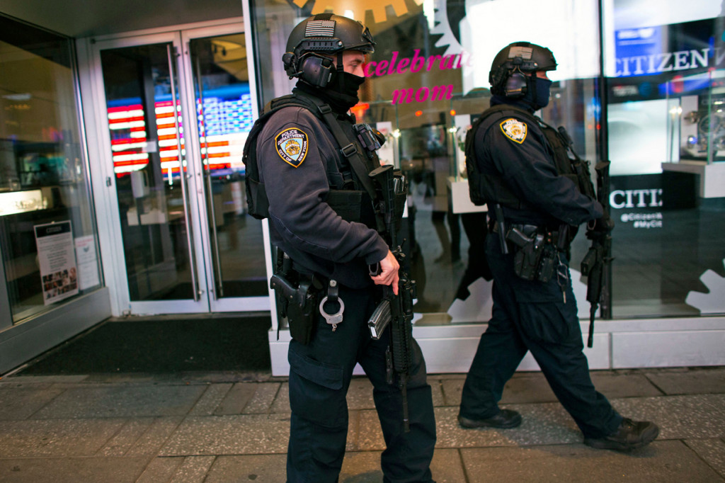 Sejak semua teater ditutup pada Maret 2020, Times Square kerap jadi sasaran aksi kekerasan. Menurut laporan Times Square Alliance, pada kuartal pertama 2021, tercatat 25 kekerasan yang terjadi.