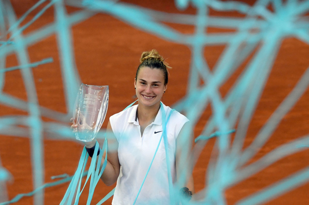 Aryna Sabalenka tampil sebagai juara single putri Madrid Tebruka di lapangan tanah liat Manolo Santana setelah menundukkan petenis nomor 1 dunia Ashleigh Barty di final.