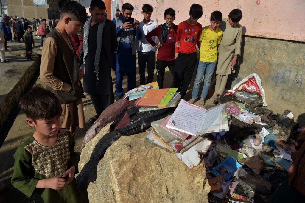 Warga berdiri di samping tumpukan ransel dan buku para korban setelah beberapa ledakan di luar sekolah perempuan di Dasht-e-Barchi di pinggiran Kabul pada 9 Mei 2021.
