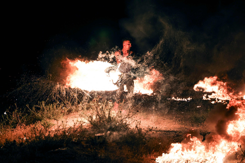 Dari total 90 orang yang disebutkan, mereka semua adalah warga Palestina. Sebagian besar terluka akibat serangan peluru karet atau granat setrum dimana 16 dari 90 orang telah dilarikan ke rumah sakit terdekat.