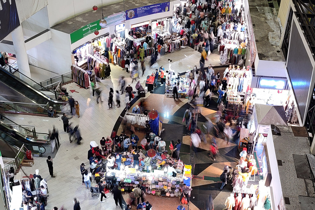 Suasana keramaian pengunjung di Pusat Perbelanjaan Tanah Abang, Jakarta, Minggu, 9 Mei 2021.
