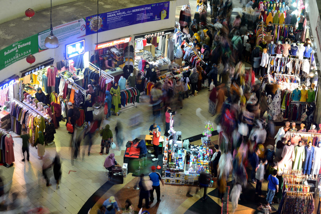 Suasana di pusat perbelanjaan Pasar Tanah Abang Blok A dan B terpantau lengang pada akhir pekan dibandingkan dengan lonjakan pengunjung yang sempat padat pada akhir pekan lalu, 1 Mei 2021.