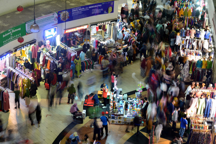 Suasana di pusat perbelanjaan Pasar Tanah Abang Blok A dan B terpantau lengang pada akhir pekan dibandingkan dengan lonjakan pengunjung yang sempat padat pada akhir pekan lalu, 1 Mei 2021.