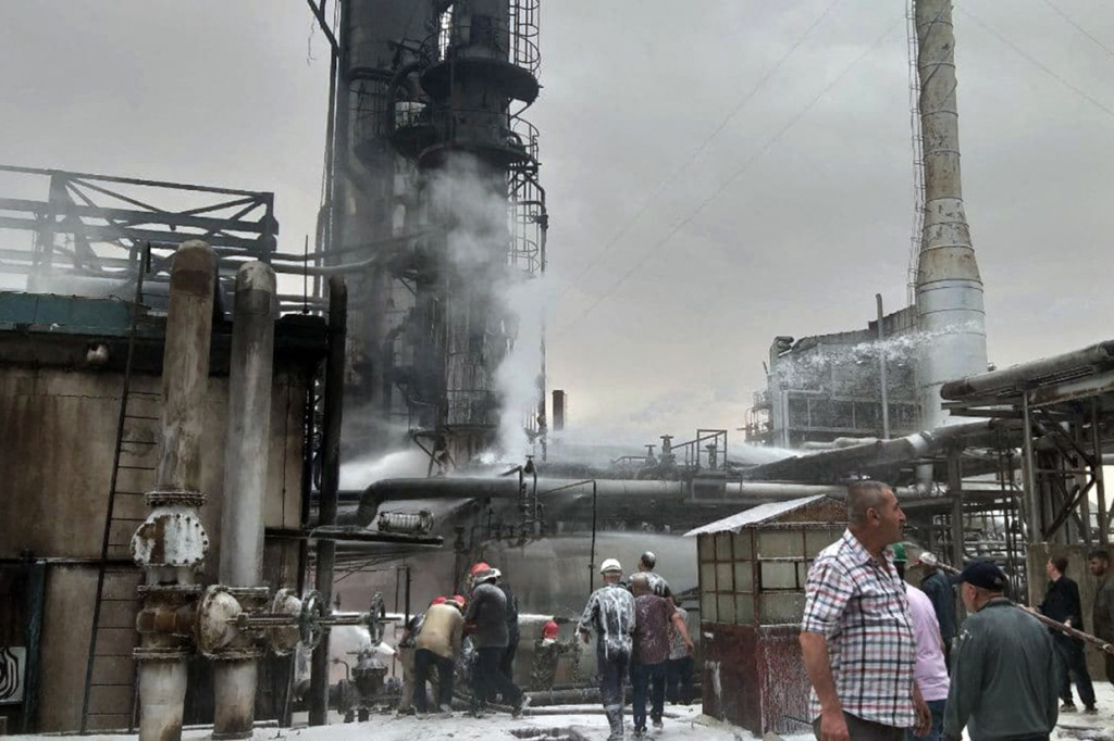 Unit penyulingan atau distilasi di salah satu kilang minyak Suriah mengalami kebakaran pada Minggu, 9 Mei 2021, waktu setempat.