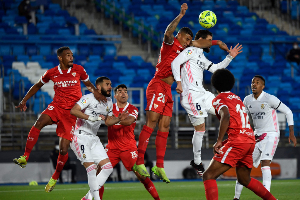 Madrid menyamakan kedudukan di menit injury time babak kedua. Bola tendangan Kroos dari luar kotak penalti membentur kaki Eden Hazard saat tengah dikawal Diego Carlos, sehingga berbelok arah masuk ke gawang Sevilla. Skor 2-2 untuk kedua tim bertahan hingga laga tuntas.