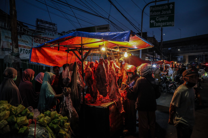 Menurut salah satu pedagang, kenaikan harga daging sapi lokal terjadi karena saat ini stok daging di penjagal mulai menipis.
