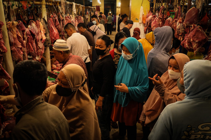 Jelang Idul Fitri 1442 H, harga daging sapi mengalami kenaikan dari harga Rp120 ribu menjadi Rp140 ribu hingga Rp160 riu per kilogram.