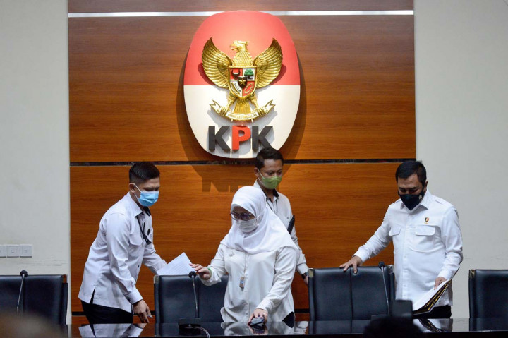 Wakil Ketua Komisi Pemberantasan Korupsi (KPK) Lili Pintauli Siregar (kiri) dan Kabareskrim Komjen Agus Andrianto hadir dalam konperensi pers terkait operasi tangkap tangan di Gedung Pengadilan Tipikor, Jakarta, Senin, 10 Mei 2021.