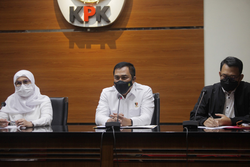 Keenam orang lain yang ditetapkan sebagai tersangka yakni, Camat Pace Dupriono, Camat Tanjunganom Edie Srijato, Camat Brebek Haryanto, Camat Loceret Bambang Subagio. Kemudian, mantan Camat Sukomoro Tri Basuki Widodo dan ajudan Bupati Nganjuk M Izza Muhtadin.