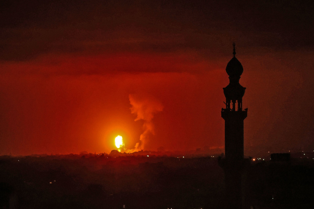 Israel telah melancarkan serangan udara terhadap sasaran militan di Jalur Gaza, setelah roket ditembakkan dari wilayah itu menuju Yerusalem.
