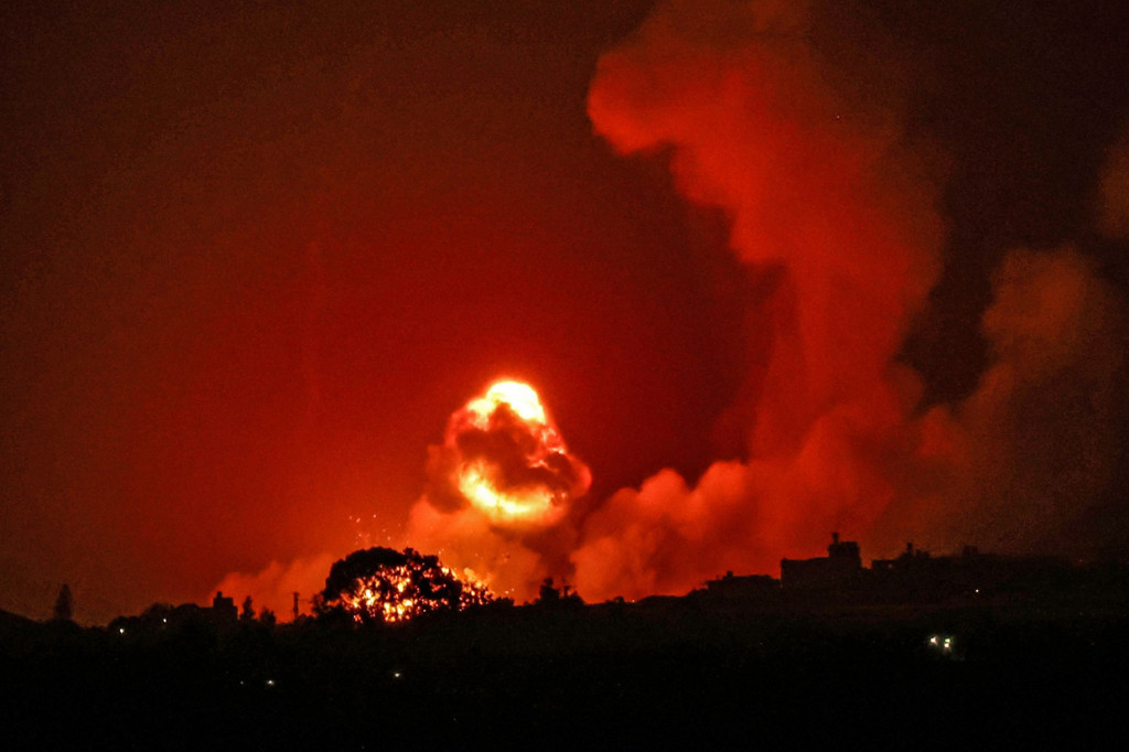 Kelompok yang menguasai Jalur Gaza, Hamas, mengklaim bahwa setidaknya 20 orang tewas akibat serangan udara tersebut.