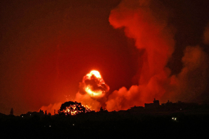 Kelompok yang menguasai Jalur Gaza, Hamas, mengklaim bahwa setidaknya 20 orang tewas akibat serangan udara tersebut.