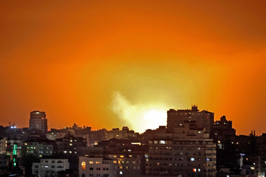 Israel menyatakan bahwa mereka melakukan serangan udara itu sebagai upaya balas dendam setelah Hamas menembakkan puluhan roket ke wilayah mereka.