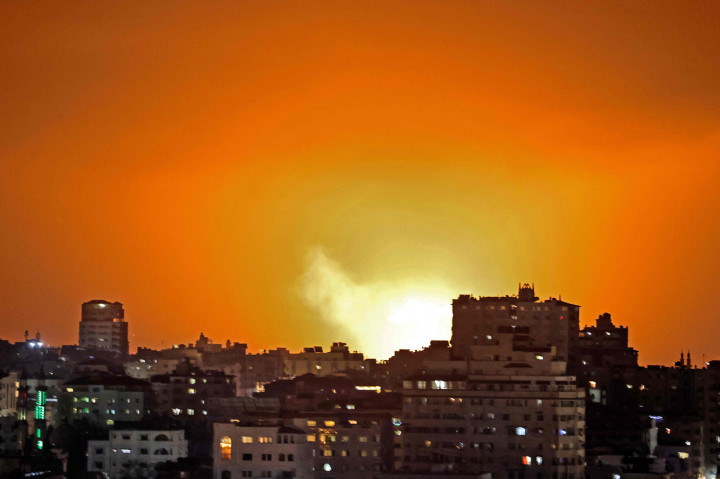 Israel menyatakan bahwa mereka melakukan serangan udara itu sebagai upaya balas dendam setelah Hamas menembakkan puluhan roket ke wilayah mereka.