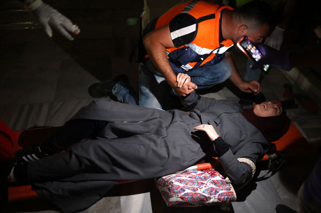 Lebih dari 300 warga Palestina terluka dalam konfrontasi dengan polisi Israel di luar masjid al-Aqsa pada hari Senin.