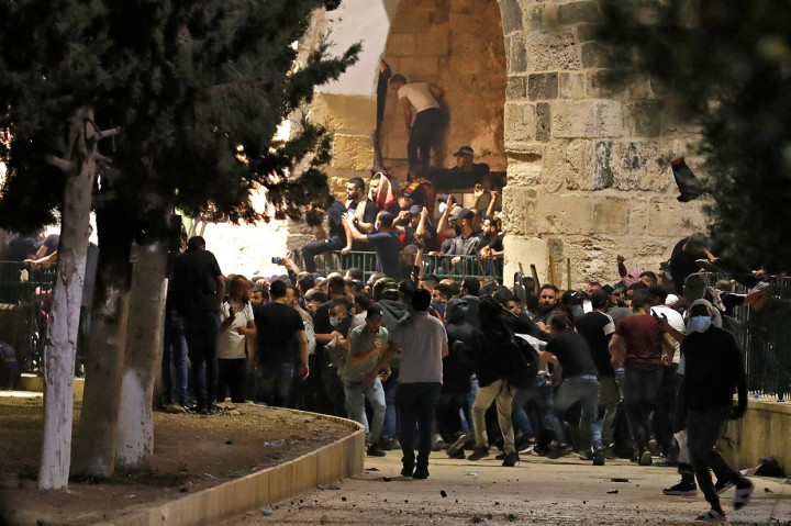 Polisi Israel menembakkan gas air mata, granat kejut dan peluru karet ke warga Palestina yang melemparkan batu ke arah mereka dalam bentrokan di kompleks Masjid Al-Aqsa.