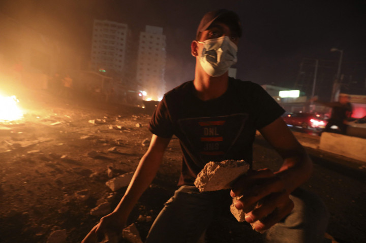 Bebatuan tampak berserakan di sekitar alun-alun. Di dalam satu satu area kompleks, sepatu dan puing-puing berserakan di atas karpet berornamen.