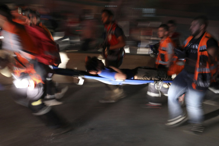 Bentrokan berawal pada Senin pagi saat demonstran memasang barikade pada gerbang masuk dengan papan kayu dan besi tua. Sekitar pukul 07.00 pagi, bentrokan pecah dengan orang-orang di dalam kompleks melemparkan batu ke arah polisi Israel yang ada di luar. 