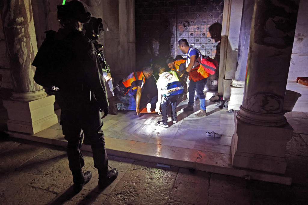 Polisi Israel lantas masuk ke dalam kompleks Masjid Al-Aqsa dan menembakkan gas air mata, peluru karet serta granat kejut.