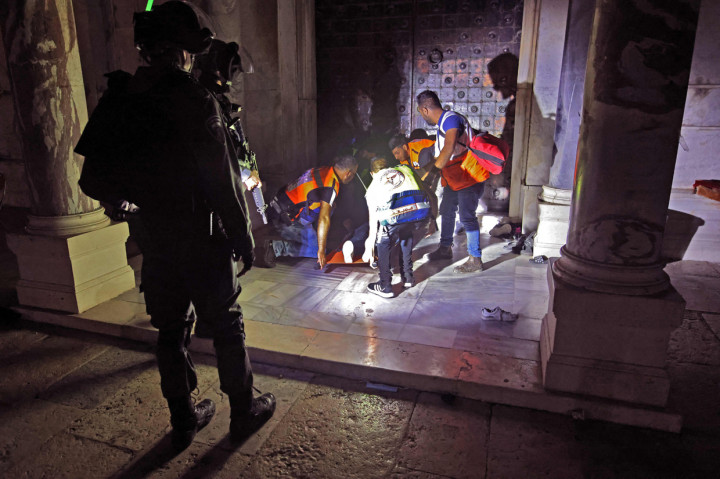 Polisi Israel lantas masuk ke dalam kompleks Masjid Al-Aqsa dan menembakkan gas air mata, peluru karet serta granat kejut.