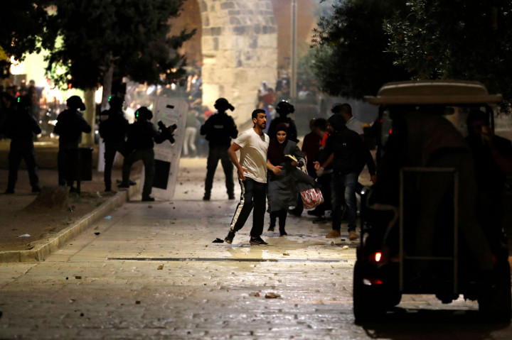 Pada satu momen, sekitar 400 orang berada di dalam Masjid Al-Aqsa. Polisi Israel menembakkan gas air mata dan granat kejut ke dalam masjid. Kepolisian Israel menyebut para demonstran melemparkan batu ke arah mereka dan ke ruas jalanan dekat Tembok Ratapan yang menjadi tempat ribuan umat Yahudi Israel berdoa.