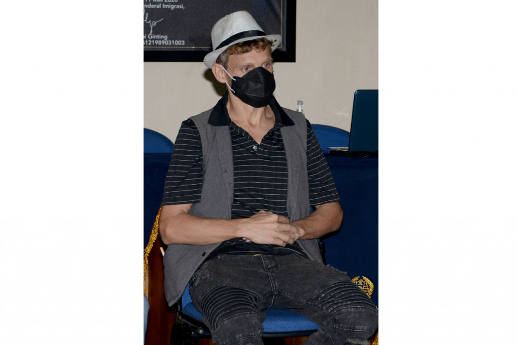 Warga negara Kanada tersebut didepotasi pada Minggu, 9 M 2021, pukul 15.20 WITA menyusul viralnya promosi dan informasi di media mainstream maupun media elektronik tentang rencana kegiatan Yoga di Bali bertajuk Tantric Full Body Orgasm karena kegiatan itu bertentangan dengan kebudayaan Indonesia khususnya Bali yang memegang teguh adat istiadat dan norma agama.