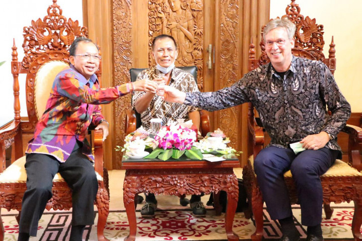 Pembatalan aturan soal minuman alkohol oleh pemerintah pusat tidak menyurutkan langkah Gubernur Bali I Wayan Koster untuk terus mempromosikan arak Bali. Minuman khas hasil olahan penduduk lokal Bali ini terus dipromosikan oleh Koster kepada semua pejabat baik lokal nasional maupun mancanegara. Terakhir, Koster nekat mengajak toast arak dengan Duta Besar untuk Uni Eropa Vincent Piket saat berkunjung ke Bali, Senin, 10 Mei 2021.