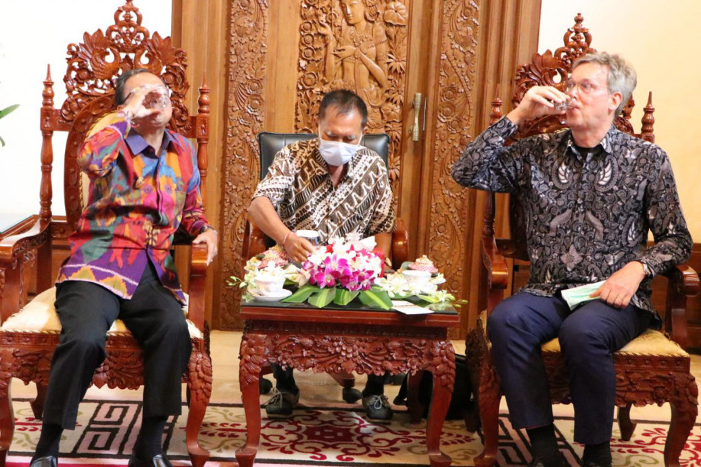 Dalam kunjungan ke Kantor Gubernur Bali tersebut, setelah urusan pemerintahan selesai, Koster langsung mempromosikan arak Bali kepada Dubes Uni Eropa dan beberapa staf lainnya. Arak Bali makin dikenal dan kian terasa enak dilidah orang Eropa, pasca Duta Besar Negara Negara Uni Eropa, Vincent Piket dijamu sebagai tamu kehormatan di Bali. Saat itu Koster mengajak Toast Arak Bali sebanyak 1 sloki.
