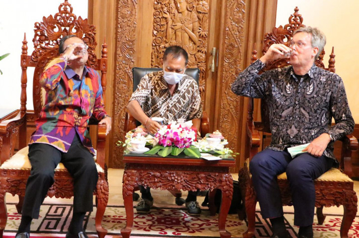 Dalam kunjungan ke Kantor Gubernur Bali tersebut, setelah urusan pemerintahan selesai, Koster langsung mempromosikan arak Bali kepada Dubes Uni Eropa dan beberapa staf lainnya. Arak Bali makin dikenal dan kian terasa enak dilidah orang Eropa, pasca Duta Besar Negara Negara Uni Eropa, Vincent Piket dijamu sebagai tamu kehormatan di Bali. Saat itu Koster mengajak Toast Arak Bali sebanyak 1 sloki.
