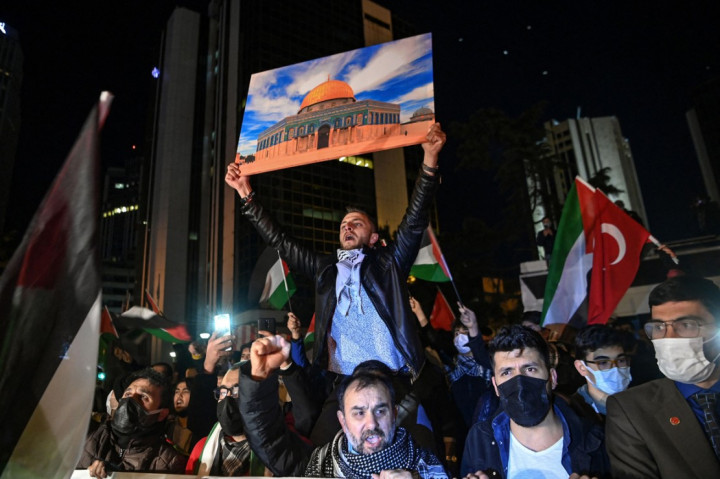Warga Turki menggelar demo di konsulat Israel di Istanbul. Mereka menolak rencana Israel menggusur sejumlah keluarga Palestina dari rumahnya di Yerusalem.