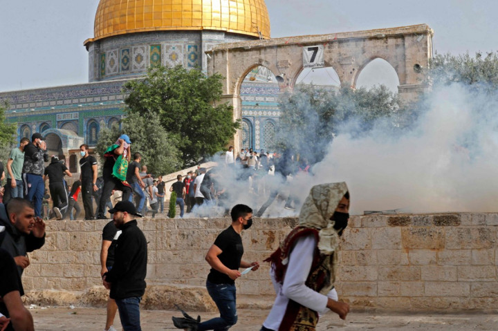 Bentrokan kembali pecah antara warga Palestina dan polisi Israel di dekat kompleks Masjid Al-Aqsa, Yerusalem, pada Senin, 10 Mei 2021, waktu setempat. Ratusan orang dilaporkan luka-luka dalam bentrokan terbaru ini.