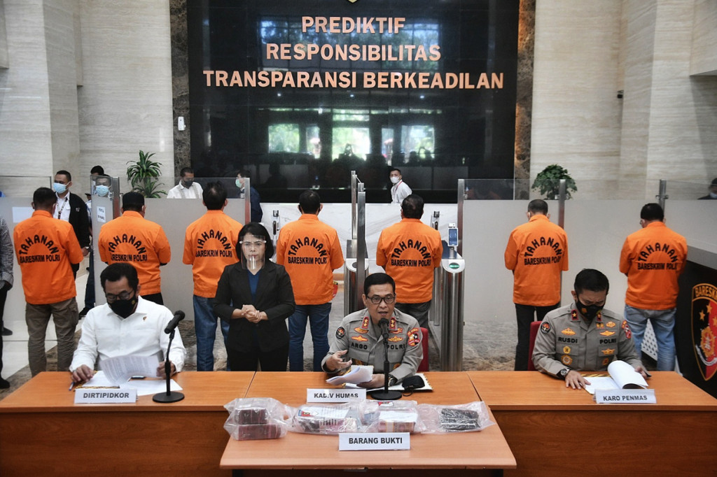 Bupati Nganjuk Novi Rahman Hidayat beserta 6 tersangka lainnya dihadirkan saat konferensi pers di Bareskrim Polri, Jakarta.