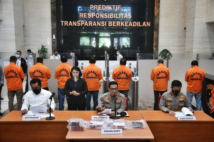 Bupati Nganjuk Novi Rahman Hidayat beserta 6 tersangka lainnya dihadirkan saat konferensi pers di Bareskrim Polri, Jakarta.