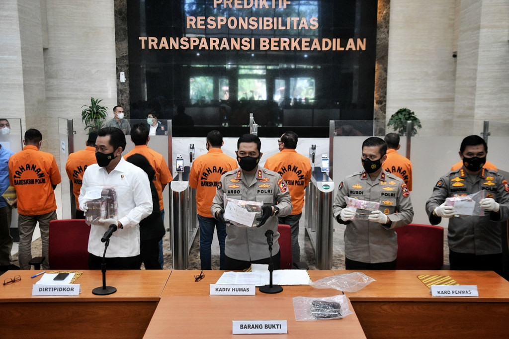 Kadiv Humas Mabes Polri Argo Yuwono (tengah) didampingi oleh Karopenmas Divisi Humas Polri, Brigjen Rusdi Hartono (kanan) dan Dirtipidkor Brigjen Pol Djoko Poerwanto (kiri) menunjukan barang bukti saat pengungkapan kasus OTT Bupati Nganjuk di Bareskrim Polri, Jakarta, Selasa, 11 Mei 2021.