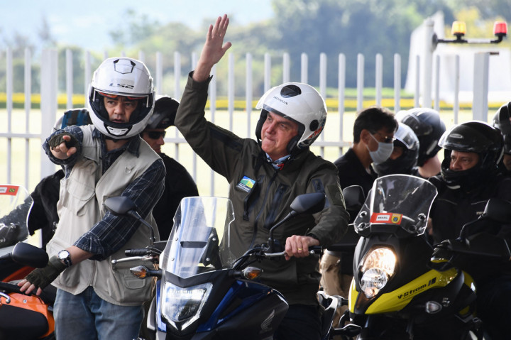 Presiden Brasil Jair Bolsonaro memimpin ratusan pengendara motor melakukan perjalanan mengelilingi ibu kota Brasil untuk memperingati Hari Ibu, pada Minggu, 9 Mei 2021.