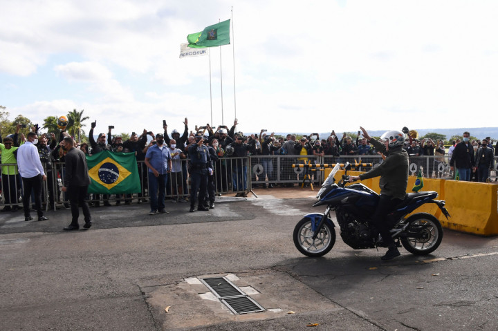 Konvoi ini digelar tiga hari setelah Senat memulai penyelidikan terhadap pengelolaan pandemi covid-19 oleh Bolsonaro.