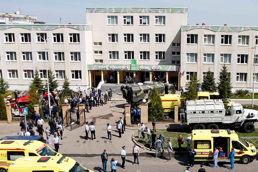 Petugas penegak hukum dan ambulans terlihat di lokasi penembakan di Sekolah No. 175 di Kazan, ibu kota Republik Rusia Tatarstan, pada Selasa, 11 Mei 2021.