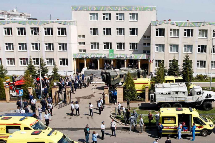 Petugas penegak hukum dan ambulans terlihat di lokasi penembakan di Sekolah No. 175 di Kazan, ibu kota Republik Rusia Tatarstan, pada Selasa, 11 Mei 2021.